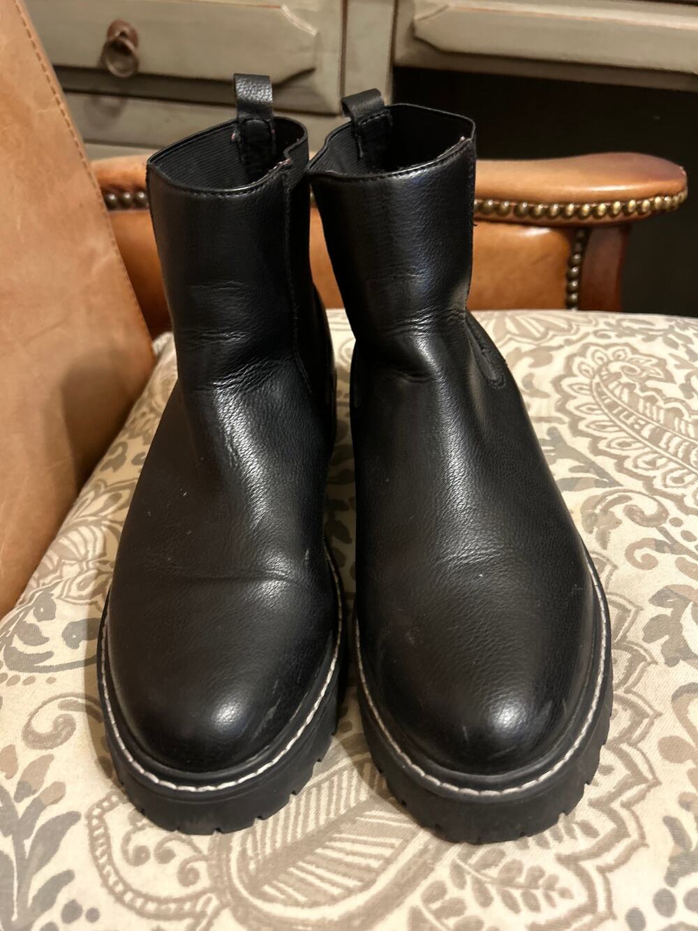 DV Dolce Vita Black Chelsea Boots Lug Sole Ankle Booties 9
